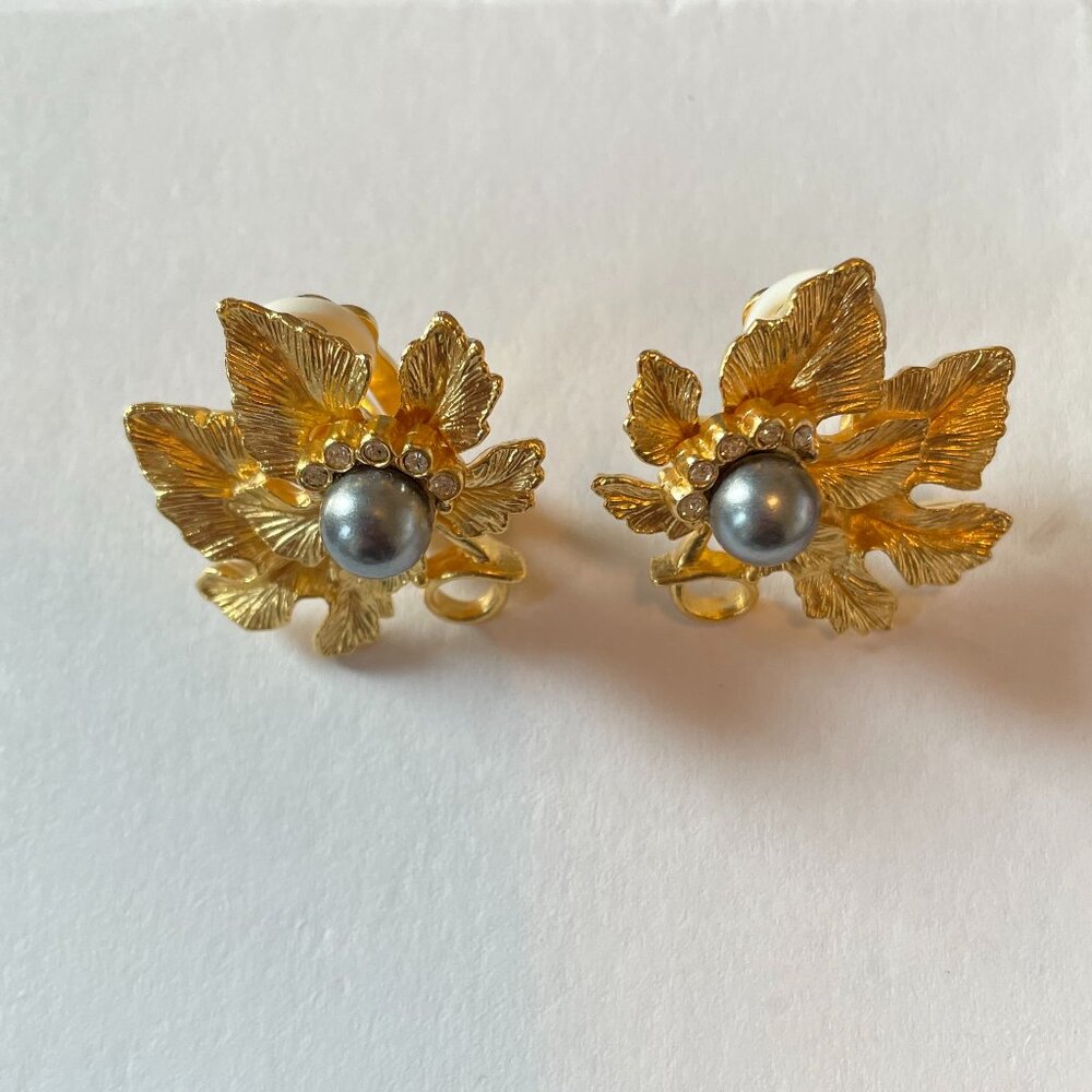 Ivana Trump Clip-on Earrings Pendant Gold Tone Leaf with Faux Pearl 90s